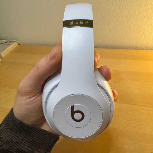 Beats Studio3 Over-Ear Bluetooth Headphones in White w/ Pure ANC - Picture 9 of 15